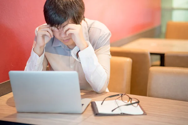 Ung asiatisk man känner du dig stressad under arbete — Stockfoto