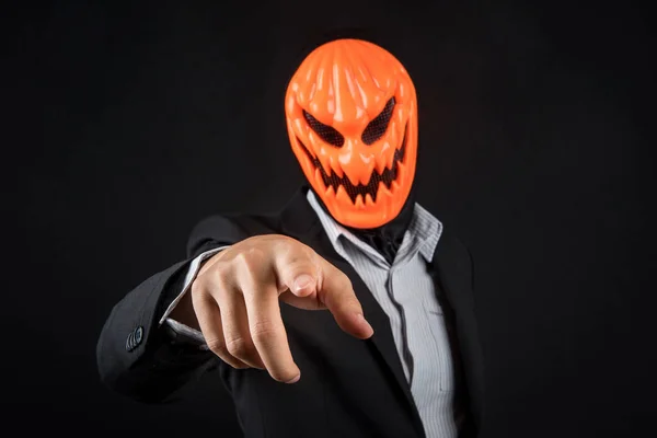 Halloween zakenman met pompoen masker — Stockfoto