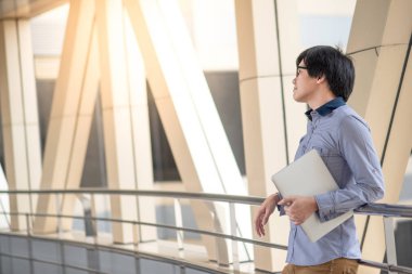 Dizüstü bilgisayar, kentsel yaşam tarzı tutan genç Asyalı adam