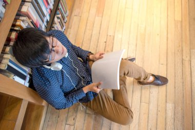 Küçük Asya adam Üniversitesi Öğrenci Kitaplığı'nda