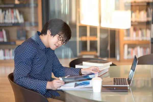 Jeune homme asiatique étudiant universitaire livre de lecture dans la bibliothèque — Photo