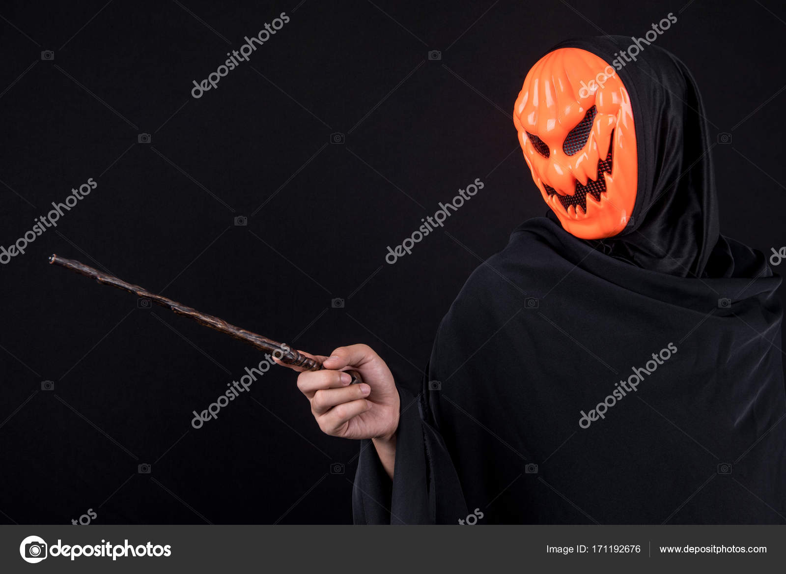 Halloween homme avec masque de citrouille tenant baguette magique