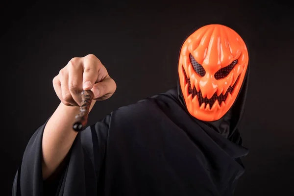 Halloween man met pompoen masker houden toverstaf — Stockfoto