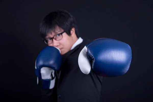 Молодой бизнесмен в костюме в боксёрских перчатках — стоковое фото