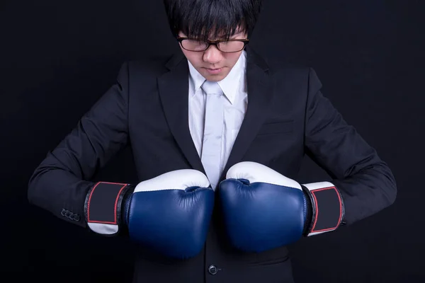 Jovem homem de negócios vestindo terno com luvas de boxe — Fotografia de Stock