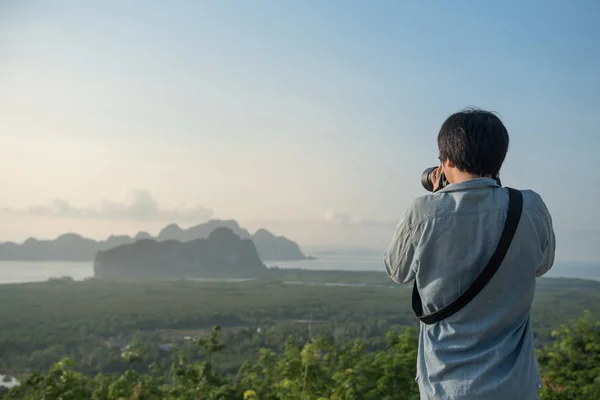 Tineri asiatic om lua fotografie de peisaj frumos — Fotografie, imagine de stoc