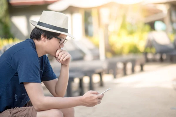 Jonge Aziatische man smartphone met resort — Stockfoto