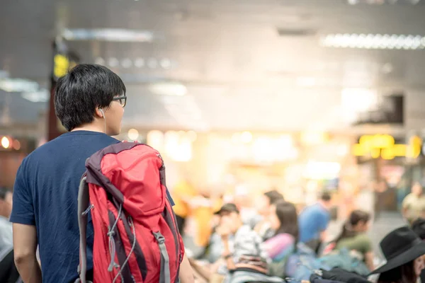 Pemuda Asia membawa ransel di terminal bandara — Stok Foto