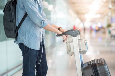 arabası Havaalanı terminal ile yürüyen genç Asyalı adam