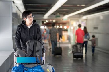 arabası Havaalanı terminal ile yürüyen genç Asyalı adam