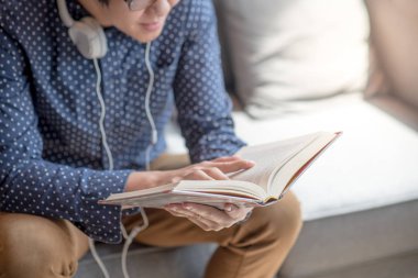 Üniversite öğrenci okuma kitabı Divan genç adam