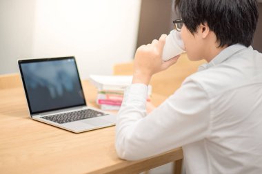 Küçük Asya adam Üniversitesi Öğrenci içme kahve