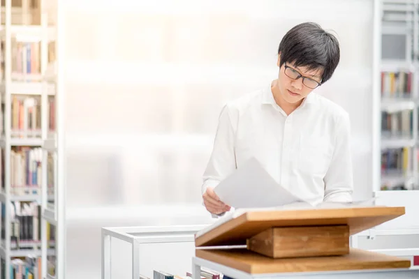 Jeune étudiant asiatique livre de lecture à la bibliothèque — Photo