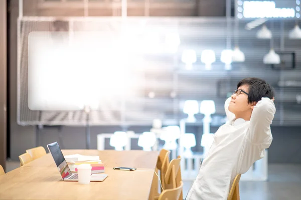 Ung asiatisk student man avkopplande i biblioteket — Stockfoto