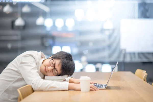 Jeune étudiant asiatique de l'université faire une sieste dans la bibliothèque — Photo