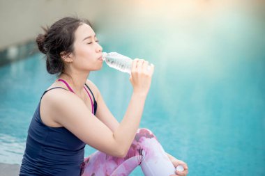 Genç Asyalı kadın içme suyu, Yüzme Havuzu