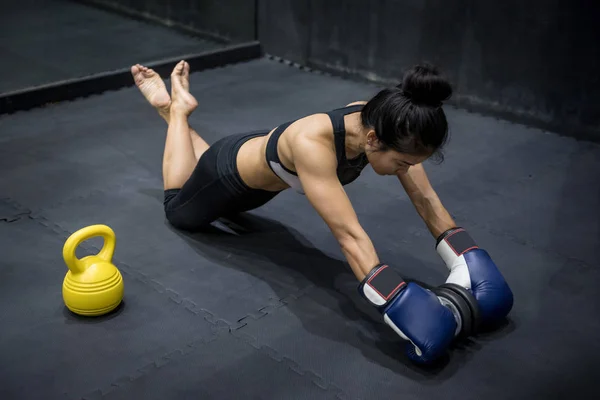 Joven asiático boxeador mujer haciendo ejercicio con balanceo dumbbell — Foto de Stock