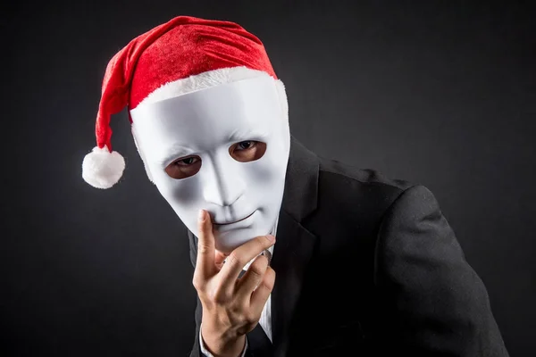 Junger asiatischer Geschäftsmann mit weißer Maske und Weihnachtsmütze — Stockfoto
