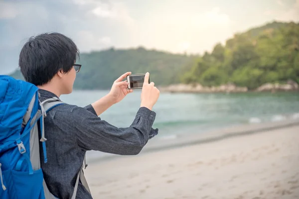 Молоді азіатські backpacker взяти фотографії, смартфон — стокове фото