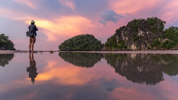 Fotograf bărbat și peisaj de vară din Krabi, Thailanda — Fotografie, imagine de stoc