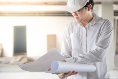 Mühendis veya mimar mimari çizimi kontrol