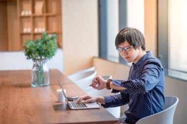 ofiste çalışan genç Asya iş adamı