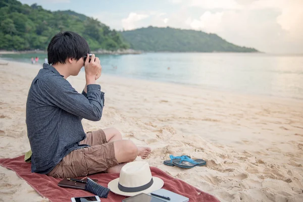 Tineri asiatic om călător luând fotografie pe plajă — Fotografie, imagine de stoc