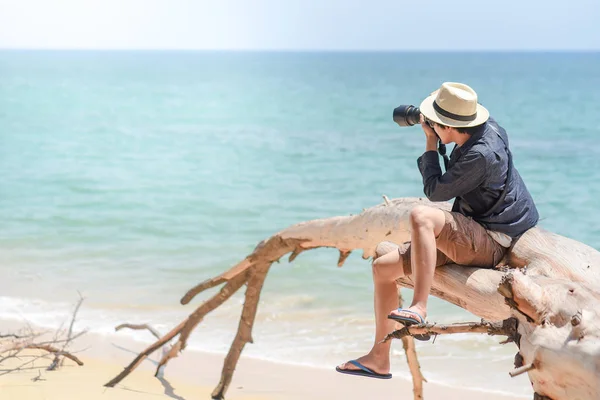 Fotograf tânăr care face fotografii pe plajă — Fotografie, imagine de stoc