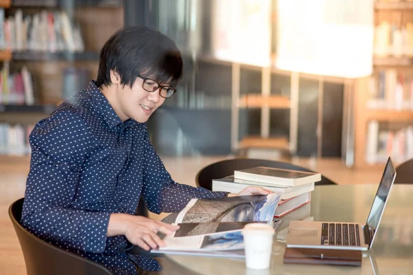 Jeune homme asiatique étudiant universitaire livre de lecture dans la bibliothèque — Photo