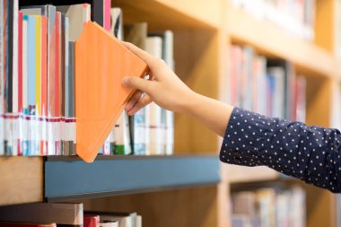 Turuncu malzeme çekme erkek el kitabı Kitaplığı'nda