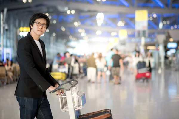 Νέοι Ασιατικές άνθρωπος με αποσκευών στον τερματικό σταθμό αεροδρομίου — Φωτογραφία Αρχείου
