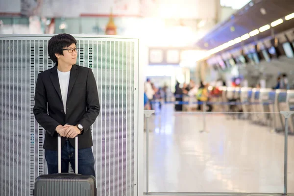 Νέοι Ασιατικές άνθρωπος με αποσκευών στον τερματικό σταθμό αεροδρομίου — Φωτογραφία Αρχείου