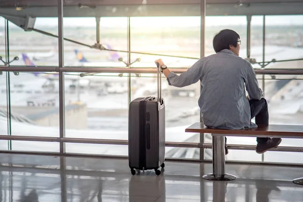 공항 터미널에서 짐을 함께 젊은 아시아 남자 — 스톡 사진