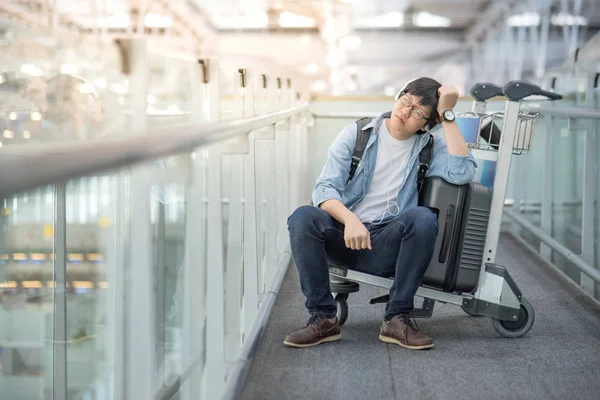 Ασιατικές νεαρός νιώθεις εξάντληση στον τερματικό σταθμό του αεροδρομίου — Φωτογραφία Αρχείου