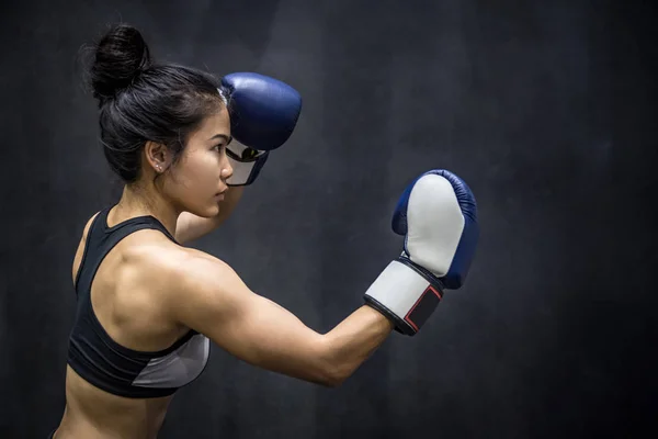 Молодая азиатка позирует в боксёрских перчатках — стоковое фото