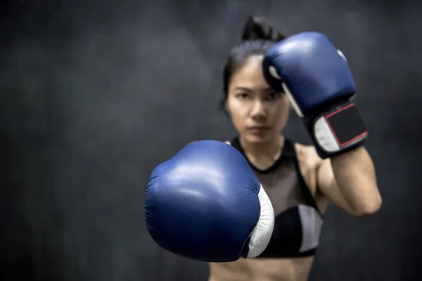 Jovem mulher asiática posando com luvas de boxe — Fotografia de Stock