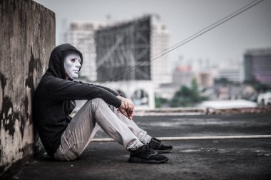 Duygu üzgün ve depresyonda beyaz maskeli gizemli adam