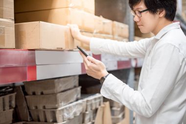 Küçük Asya wareho akıllı telefon üzerinden kontrol alışveriş listesi adamım