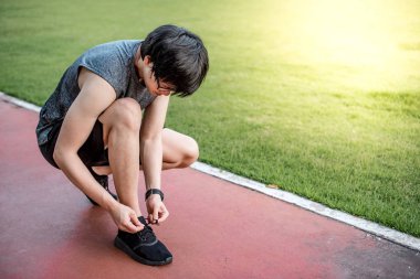 Küçük Asya adam runner bağlama ayakkabı bağcıklarımı iz çalıştırma