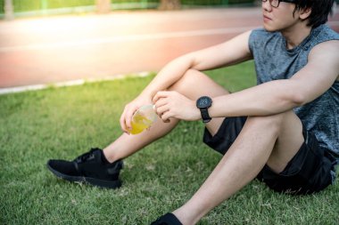 Küçük Asya adam runner içme enerji içeceği th içinde çalıştırdıktan sonra