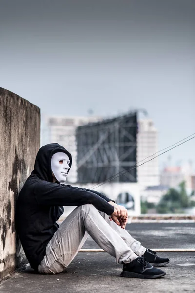 Homem misterioso de máscara branca sentindo-se triste e deprimido — Fotografia de Stock