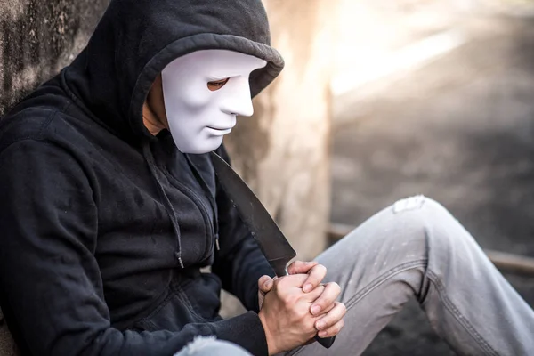 Mistério homem de máscara branca considerando suicídio com faca — Fotografia de Stock