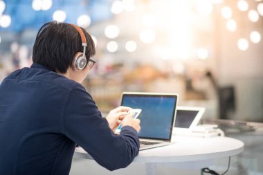 L ile çalışırken müzik genç Asya iş adamı