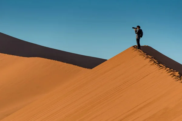 Tineri fotografi de sex masculin în picioare pe dune de nisip, Namibia — Fotografie, imagine de stoc