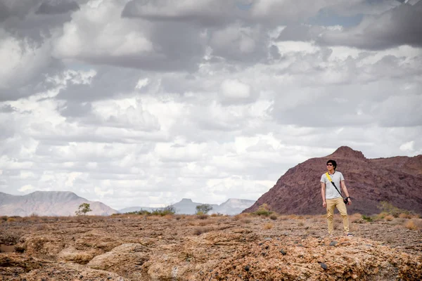 Молоді азіатські людина мандрівника, стоячи на Sesriem Каньйон, Намібія — стокове фото