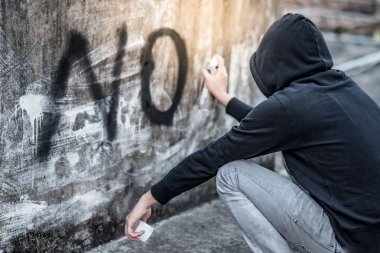 Duvardaki hoody püskürtme Word'de gizemli adam