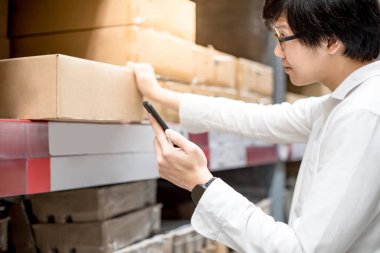 Küçük Asya wareho akıllı telefon üzerinden kontrol alışveriş listesi adamım