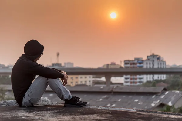 Tineri asiatic om ședință pe acoperiș de clădire cu depresie stre — Fotografie, imagine de stoc