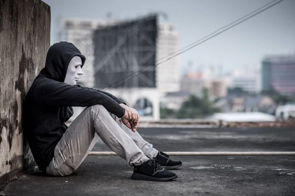 Homem misterioso de máscara branca sentindo-se triste e deprimido — Fotografia de Stock