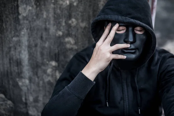 Mistério homem de máscara preta sentindo-se estressado — Fotografia de Stock